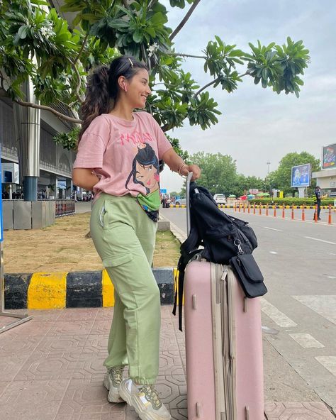 Pastel College Outfit, Outfits To Wear In Kerala Trip, Somya Gupta Outfits, Kerala Outfits Women Travel, Kerala Trip Outfits Women, Outfits For Kerala Trip, Michu Somya Gupta, Travel Outfits Women, Travelling Outfit