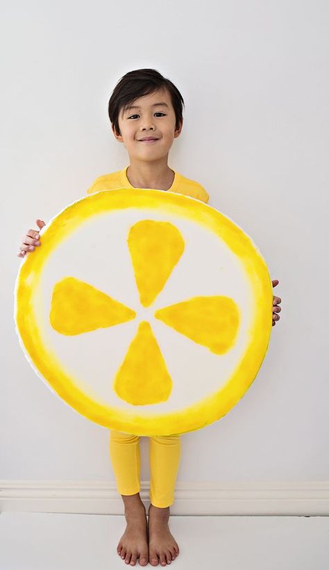 Easy DIY Lemon Costume for Kids. Cute last minute Halloween costume! Lemon Halloween Costume, Lemon Costume, Haunted House Craft, Egg Costume, Fruit Costumes, Top Halloween Costumes, Creative Kids Crafts, Diy Costumes Kids, Diy Kostüm