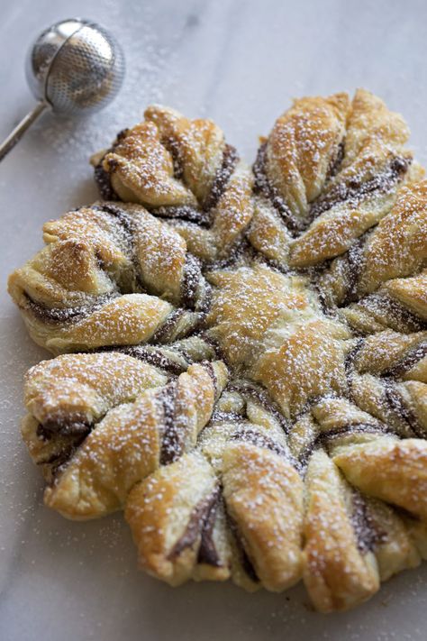 Puff Pastry Snowflake, Desserts Nutella, Nutella Puff Pastry, Puffed Pastry, Nutella Cookie, Star Bread, Puff Pastry Desserts, Nutella Desserts, Idea Box