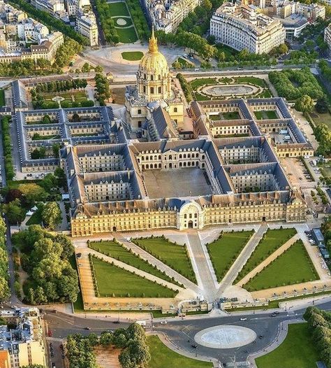 Caminhos Hotel Des Invalides, Les Invalides, European Palace, Castles In Scotland, Instagram Paris, Castle House, Louis Xiv, Beautiful Castles, Historical Architecture