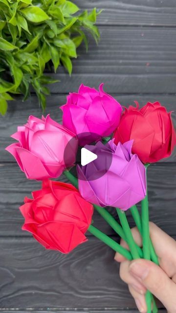 Paper Peonies Tutorial, Paper Tulips, Paper Petals, Crafts Simple, Paper Flower Arrangements, Easy Paper Flowers, Paper Peonies, Paper Craft Ideas, Paper Origami