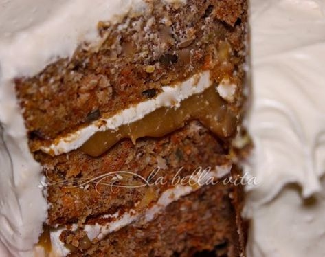 Carrot Cake with Praline Filling and Cream Cheese Frosting Cupcake Filling, Pecan Praline Cake, Praline Cake, Strawberry Cream Cakes, Cake Filling Recipes, Caramel Filling, Cake Filling, Best Carrot Cake, Pecan Pralines