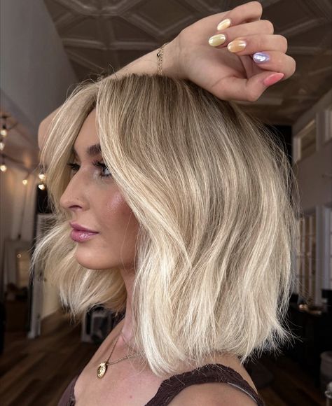 Dirty Blonde Short Hair, Bright Blonde Bob, Money Piece Blonde, Dark Blonde Bobs, Winter Blonde Hair, Bob Ideas, Medium Blonde Hair, Blonde Short, Money Piece