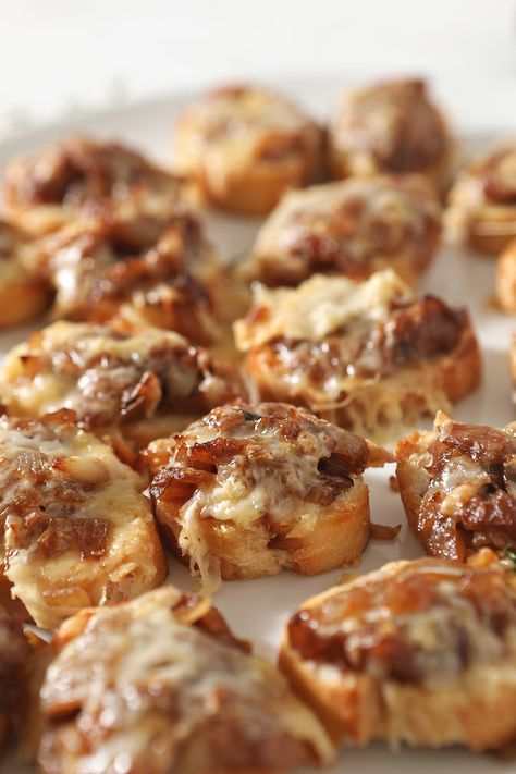 Baguette Bites Ideas, French Onion Bruschetta, Steak Baguette Appetizer, Steak Bruschetta Appetizers, Appetizers With Steak, Ribeye Steak Appetizers, French Fry Appetizers, Filet Mignon Appetizer Recipes, Steak Appetizers Appetizer Ideas