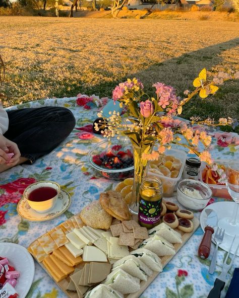 🌊🐚🏖️🧺🪷 Summer Hosting Aesthetic, End Of Summer Picnic, Picknick Date Aesthetic, Veg Charcuterie Board, Charcuterie Picnic Ideas, Solo Picnic Ideas, Brunch Picnic Ideas, Dinner Board Ideas, Picnic Food Ideas Aesthetic