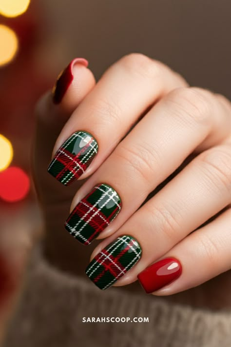 35+ Classy Christmas Nail Ideas Plaid Christmas Nail Designs, Winter Plaid Nails, Christmas Nails Plaid, Green Plaid Nails, Christmas Plaid Nails, Check Nails, Snow Globe Nails, Christmas Tree Nail Art, Plaid Nail Art