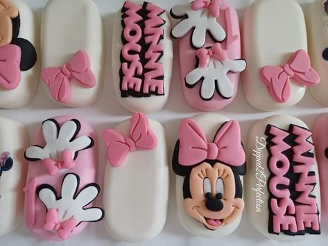 Minnie Mouse Cakesicles, Minnie Mouse Cake Pops, Minnie Birthday Party, Homemade Sweets, Minnie Mouse Cake, Minnie Birthday, Mouse Birthday, Daisy Duck, Ice Pops