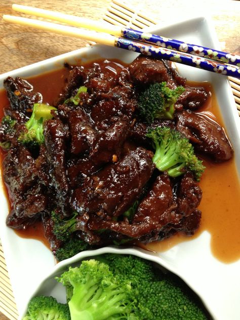 Spicy Mongolian Beef, Brócoli Recipes, Beef With Broccoli, Christine Elise, Vegetarian Kids, Mongolian Beef Recipes, Vegan Beef, Vegetarian Meals For Kids, Beef And Broccoli