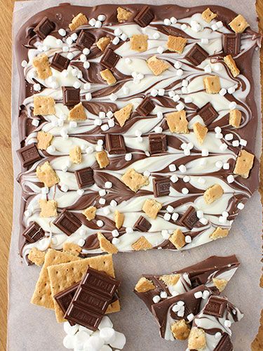 Triple chocolate s'mores bark...can I make this for the BBQ, @mrsjhill ?!? Smores Bark, Smores Dessert Recipes, Christmas Bark Recipes, Chocolate Smores, Smores Dessert, Dessert Parfait, Brownie Desserts, Bark Recipe, Dessert Dips