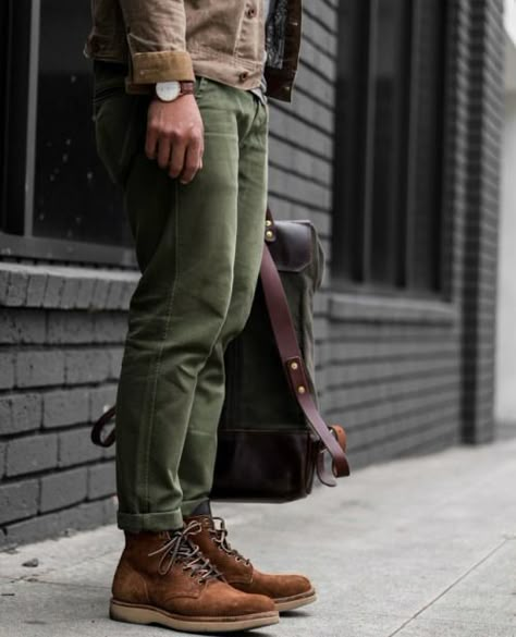 Chinos Men Outfit, Olive Chinos, Dark Green Pants, Rugged Boots, Mens Fashion Rugged, Mens Boots Fashion, Best Mens Fashion, Boots Suede, Green Jeans