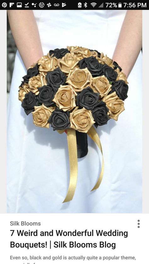 Black And Gold Bouquet, Black And Gold Quince, Loki Wedding, Black And Gold Wedding Theme, Gold Flower Bouquet, Mafia Wedding, Creepy Wedding, Black Rose Bouquet, Gold Wedding Bouquets