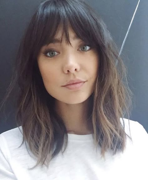 17 Looks para chicas con cabello delgadito Dunner Wordend Haar, Hot Haircuts, Super Hair, Trending Haircuts, Short Hair With Bangs, Haircuts With Bangs, Medium Hair Cuts, Dark Brown Hair, Long Bob