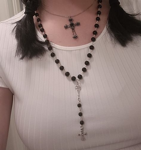 Y2k Items, Black Rosary, Vampy Makeup, Rosary Style Necklace, Victorian Vampire, Alt Makeup, Goth Necklace, Vampire Goth, Alt Outfits