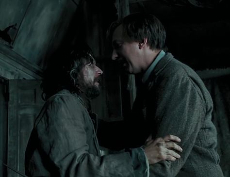 This Fan Theory About Sirius Black & Remus Lupin Will Break Your Heart<--- It really did Sirius Black Remus Lupin, Harry Potter Fan Theories, Harry Potter Theories, Remus And Sirius, Harry Potter Wall, Fan Theories, Images Harry Potter, Potter Facts, Prisoner Of Azkaban