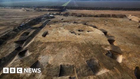 West Deeping archaeological dig unearths 6,000 years of history - BBC News Archeological Sites, History Images, Animal Bones, Art Story, Image Caption, Bronze Age, Archaeological Site, Chichen Itza, Bbc News