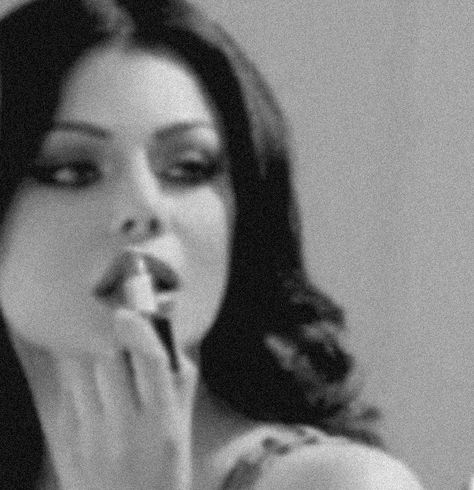 Infatuated Aesthetic, In This Darkness Clara La San, Haifa Wehbe, Dark Feminine Aesthetic, Dark Feminine, Trik Fotografi, Feminine Aesthetic, Models Off Duty, A Mirror