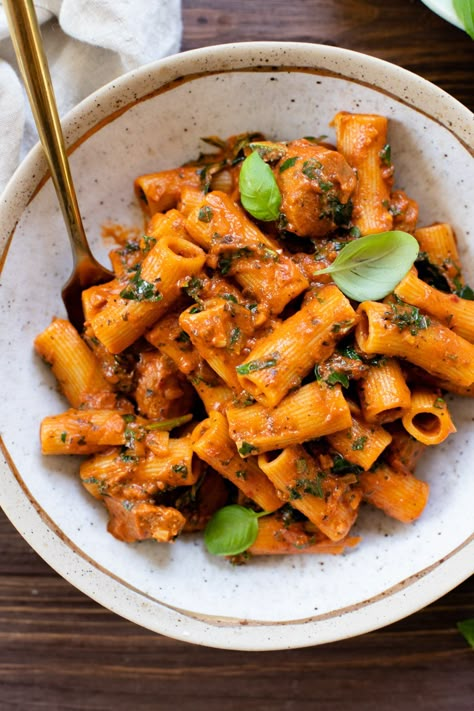 Recipes Using Vegan Sausage, Vegan Sausage Pasta, Vegan Italian Sausage, Vegan Sausage Recipe, Vegan Pasta Dishes, Vegan Italian Recipes, Vegan Pasta Dish, Sausage Kale, Sausage Pasta Recipes