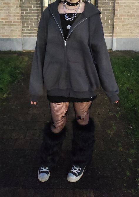 Gothic, girl, outfit, punk, grunge, dark, emo Goth Outfits Winter Grunge Fashion, Winter Emo Outfits Cold Weather, Alt Comfy Outfits, Lazy Alt Outfits, Basic Emo Outfits, Grunge Gym Outfits, Kawaii Grunge Outfits, Emo Outfits Girl, Winter Outfits Alternative