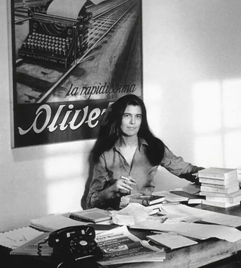 40 Inspiring Workspaces Of The Famously Creative Writers Desk, Susan Sontag, Women Writers, Women Writing, Writers And Poets, Workspace Inspiration, Painting Studio, Under The Influence, Writing Life