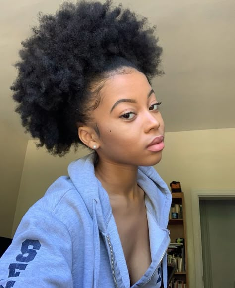 Afro Puff Aesthetic, Afro Puffs, Cabello Afro Natural, Big Afro, Hair Puff, 4c Natural Hair, Pelo Afro, Power Puff, Natural Hair Beauty