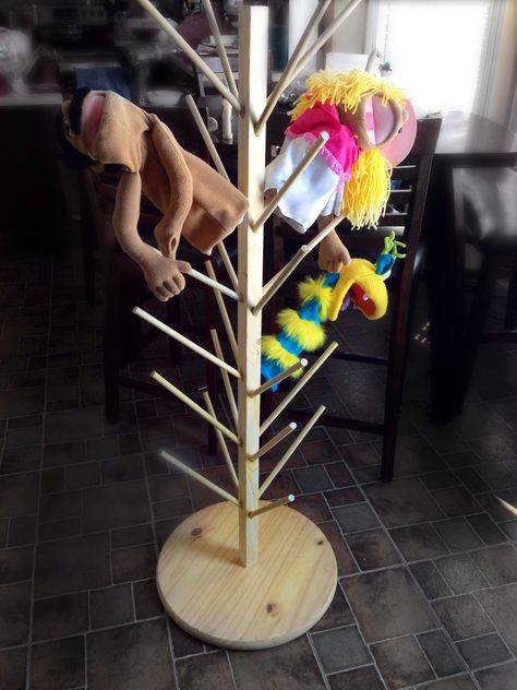 Puppet tree! Puppet storage ;0) Puppet Storage, Preschool Easter Crafts, Art Center Preschool, Music Organization, Organize Classroom, Diy Puppet, Therapy Space, Preschool Easter, Grandparents Gifts