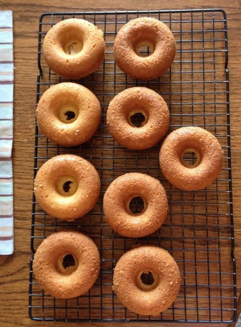 Baked Sour Cream Donut Recipe, Cream Donut Recipe, Cruller Donuts, Sour Cream Donut, Big Donuts, Cake Donuts Recipe, Cheesecake Oreo, Baked Cake, Baked Doughnuts