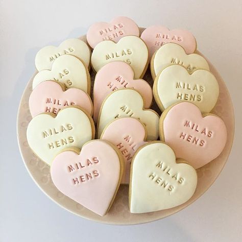 Decorated sugar cookies with a personalized message "MILAS HENS". Stamped on fondant Hen Party Cookies Decorated, Hen Cookies, Hens Cookies, Hen Do Biscuits, Hen Do Favours Diy, Hen Party Food, Biscuit Favours, Diy Sugar Cookies, Hen Party Cakes