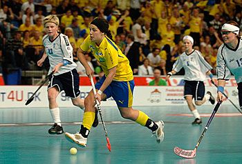 Innebandy - my sport!  Similar to floor hockey Floor Hockey, Sports Balls, Volleyball, Hockey, Basketball Court, Flooring, Sports, Health, Pins