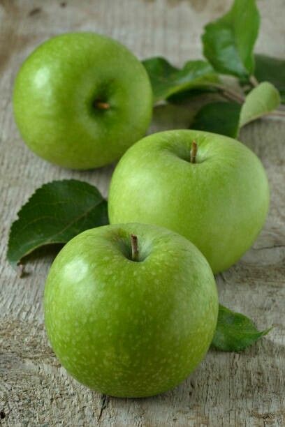 Ingredients Photography, Fruits Photos, Fruit Picture, Green Apples, Still Life Fruit, Fruit Photography, Still Life Photos, Beautiful Fruits, Still Life Drawing