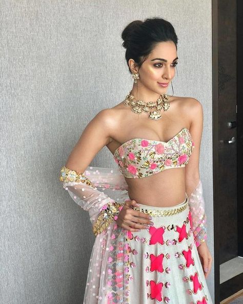 Strapless Blouse, Ritu Kumar, Unique Blouse Designs, Unique Blouse, Kiara Advani, Trendy Blouse Designs, Bridal Blouse Designs, Blouse Designs Latest, Photos Hd