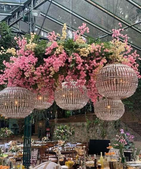 Restaurant Garden Design Ideas, 2023 Decor Trends, Wedding Backdrop Design, Backdrop Design, Deco Floral, Restaurant Interior Design, Wedding Stage, Ceiling Decor, Wedding Deco