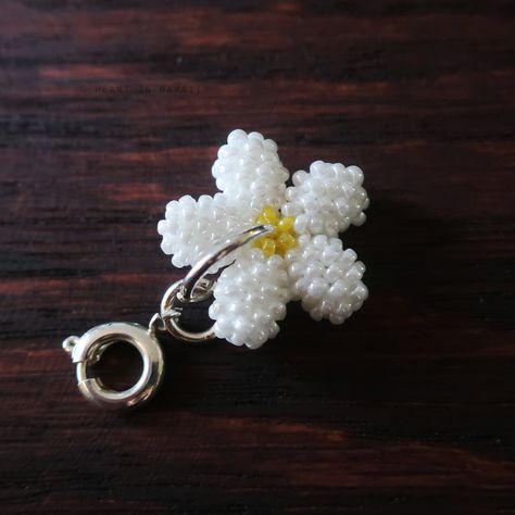 Beaded Charms, Seed Bead Flowers, Bead Flower, Beads Flower, Beading Jewelery, Bead Charms Diy, Seed Bead Patterns, Handmade Jewelry Tutorials, Pretty Designs