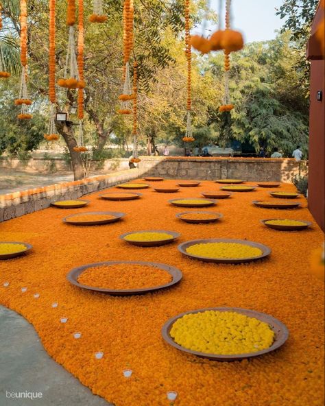 Genda Phool Decor, South Indian Wedding Decor, Holi Vibes, Indian Wedding Decor Ideas, Marigold Decor, Marigold Wedding, Indian Wedding Theme, Diwali Decorations At Home, Minimalist Wedding Decor