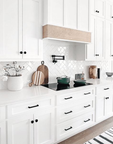 White Herringbone Backsplash, Classic White Kitchen, Timeless Interior, Kitchen Backsplash Designs, All White Kitchen, White Kitchen Design, Kitchen Room Design, Kitchen Inspiration Design, Counter Tops