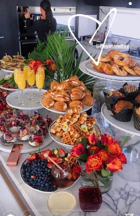 Brunch Get Together Ideas, Sit Down Brunch Party, Elegant Brunch Food Ideas, Cute Breakfast Buffet Ideas, Wedding Food Breakfast For Dinner, Senior Breakfast Table Ideas, Spring Brunch Buffet, Brunch Banquet Ideas, 18th Birthday Brunch Party