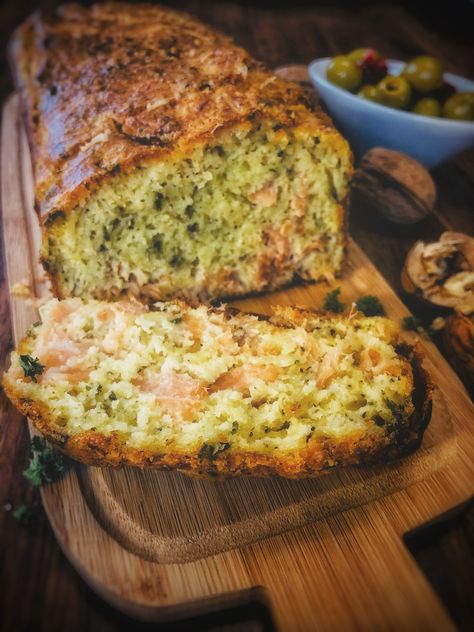 French savoury cake with Smoked Salmon Asian Asparagus, Smoked Salmon Potato, Pumpkin Quiche, Vegetable Strudel, Making A Cake, Best Salmon Recipe, Polenta Fries, Potato Pudding, Potato Leek