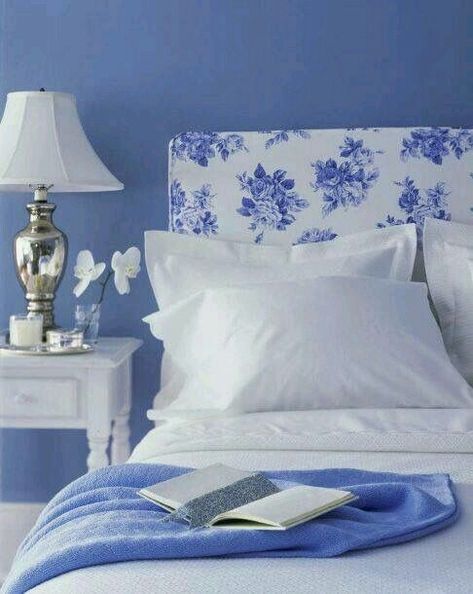 Periwinkle Bedroom, Silver Headboard, Blue And White Bedroom, Bedroom Purple, Country Style Bedroom, Blue And White Decor, Grey Linen Bedding, Home Staging Tips, Lodge Decor