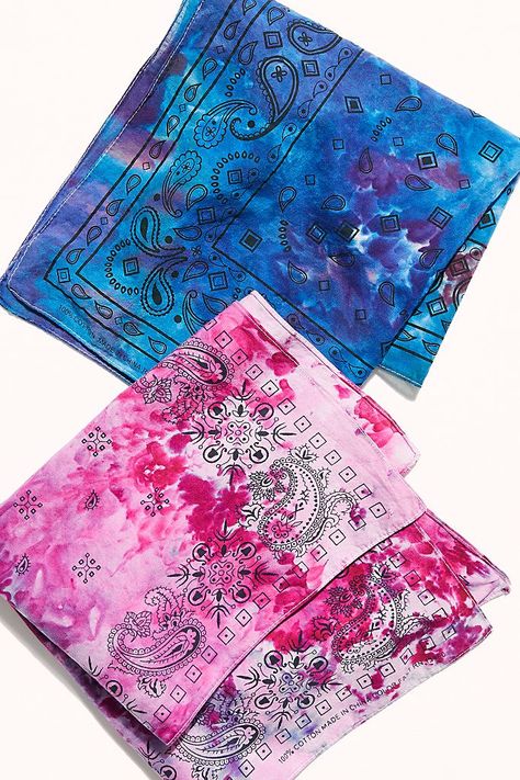 Beautiful tie-dye bandana | boho scarf | bohemian accessories | festival fashion ... Blue Bandana Wallpaper, Bandana Wallpaper, Tie Dye Wall, Surfer Chic, Dye Wallpaper, Bandana Designs, Tie Dye Wallpaper, Artist Girl, Tie Dye Bandanas