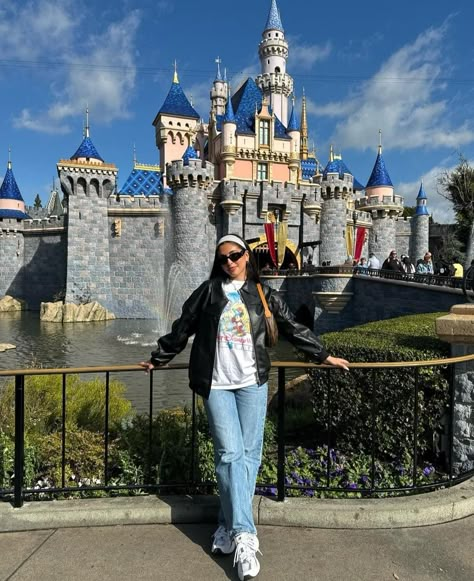 Walt Disney World Outfits Winter, Vintage Disney Outfit Aesthetic, Disney Winter Outfits Disneyland, Disney World Winter Outfits, Disneyworld Outfit Winter, Disneyland Winter Outfit, Hongkong Disneyland Outfit, Disney Outfits Women Winter, Disneyland Outfits Winter