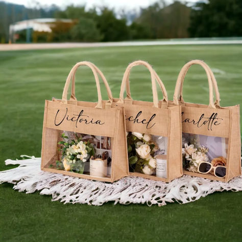 a couple of bags sitting on top of a grass covered field Jute Accessories, Jute Wedding, Jute Bags Design, Bridesmaid Gifts Unique, Custom Gift Bags, Burlap Tote, Eco Friendly Accessories, Wedding Elements, Something Unique