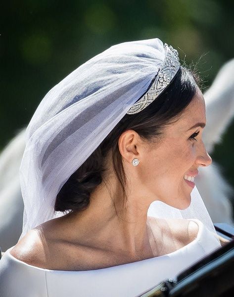 Meghan Markle Hair, Wedding Hairdo, Estilo Meghan Markle, Harry And Meghan Wedding, Prince Harry Et Meghan, Meghan Markle Wedding, Elegant Bun, Givenchy Dress, Princess Meghan