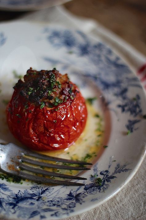 Paullette's stuffed tomatoes - Tomates farcies French Markets, Stuffed Tomatoes, West France, Bordeaux Wine, Grilled Tomatoes, Vegetarian Entrees, Landmark Buildings, French Dishes, Cold Appetizers