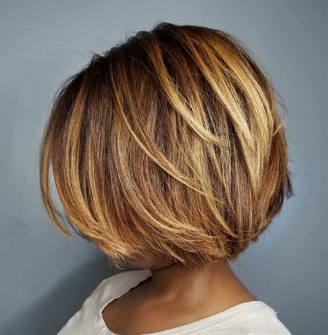 Kurze gestufte Bob Frisuren sind frisch und modern Bob Hairstyles For Thick, Medium Bob Hairstyles, Short Bob Haircuts, Penteado Cabelo Curto, Haircut For Thick Hair, Short Blonde, Short Blonde Hair, Bob Haircuts, Short Bob Hairstyles