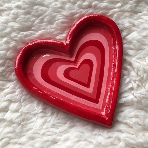 Red and pink clay tray/room decor Clay Bowl Heart, Heart Shaped Ashtray Clay, Clay Heart Plate, Air Dry Clay Heart Tray, Cute Clay Tray Ideas, Clay Crafts Heart, Cute Clay Jewelry Tray, Clay Trays Ideas, Clay Tray Aesthetic