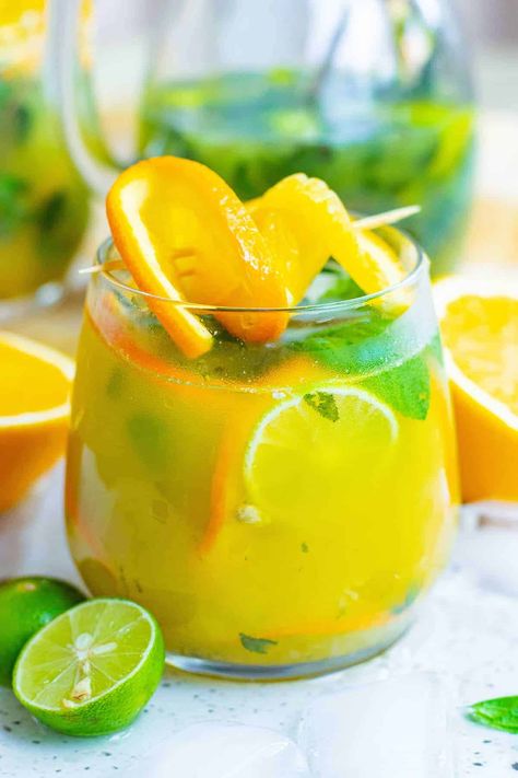 Orange Mojito, Pomegranate Mojito, Mint Herb, Mint Cocktails, Slushie Recipe, Vodka Lemonade, Tonic Recipe, Juicy Orange, Orange Drinks