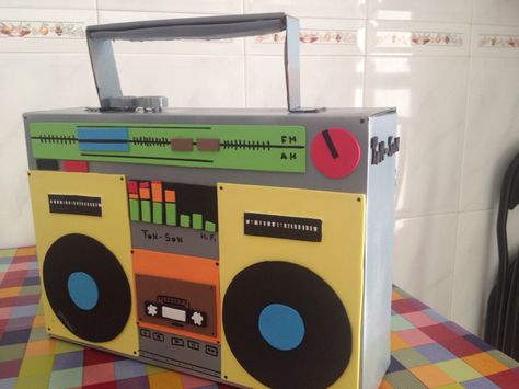 Radio cassette vintage DIY. Diy Boom Box Cardboard, Boom Box Diy, Boombox Prop, Radio 80, 80s Party Decorations, Cardboard Crafts Kids, Styrofoam Crafts, Crafty Decor, Hip Hop Party