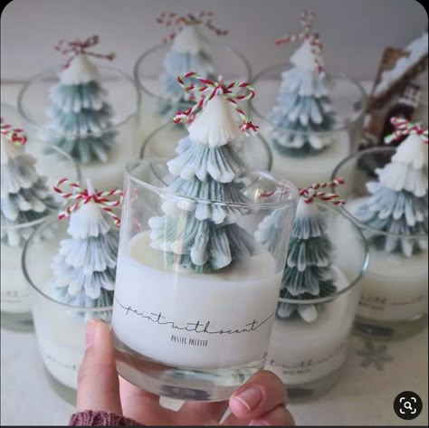 Candle Making Recipes, Handmade Candles Diy, Christmas Candles Diy, Xmas Candles, Soya Mumu, Homemade Scented Candles, Diy Candles Scented, Candle Crafts Diy, Candle Making Business