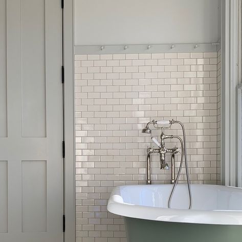 Shaker Style Bathroom, Shaker Bathroom, Vintage Inspired Bedroom, Cottage Bath, Subway Tiles Bathroom, Small Toilet Room, Bright Bathroom, Small Toilet, Bathroom Design Inspiration