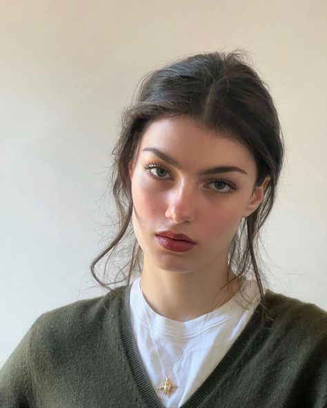 Zoïa Mossour on Instagram: “Dimanche tout doux” Blurred Out Face Aesthetic, Face Inspiration Woman, Ingenue Makeup, Girls Reference, French Makeup, Story Tips, Natural Girl, Fair Complexion, Style Evolution