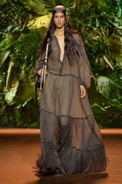 Free, wild and yet refined: discover the flair of the #RobertoCavalliParadise Spring Summer 2024 fashion show. The #RobertoCavalliParadise Collection is a triangulation of opposites, boundless glamour on the wings of fantasy. #RobertoCavalliSS24 #MFW Stretch Lace Dress, Black Stretch Lace, Bianca Jagger, Spring Runway, Italian Actress, Armani Prive, Estilo Boho, Classic Outfits, Spring 2024